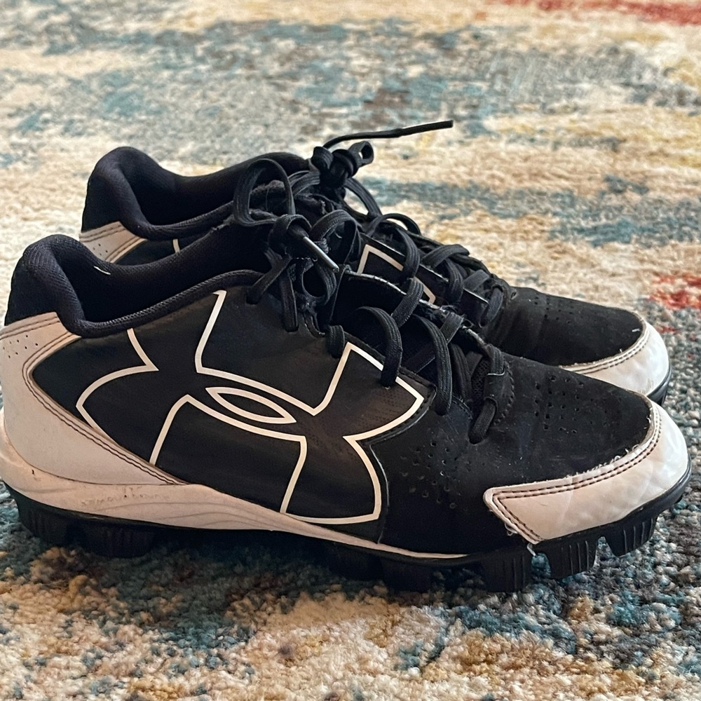 Under armor boys baseball cleats size 5.5